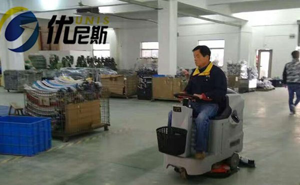 優(yōu)尼斯駕駛式洗地機(jī)掃地車雙雙入駐Bair童車車間
