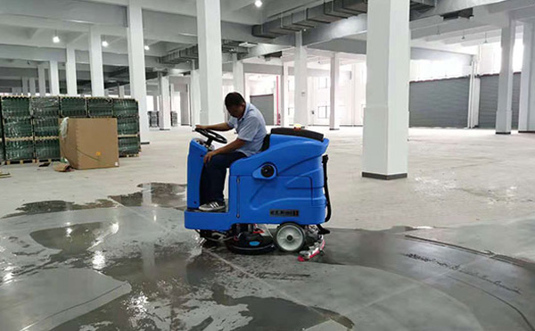 工廠面積過(guò)大不用愁，優(yōu)尼斯駕駛式洗地機(jī)清潔有新招