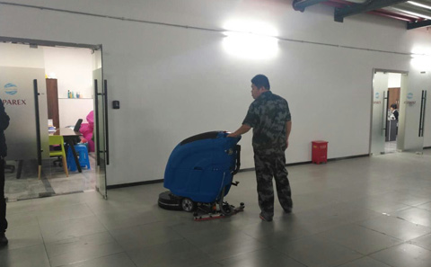 手推式洗地機(jī)—保潔公司不可缺少的省錢工具