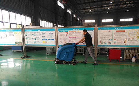 環(huán)氧地坪用優(yōu)尼斯洗地機怎么清潔？