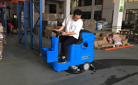 優(yōu)尼斯駕駛式洗地機讓您省錢的利器！