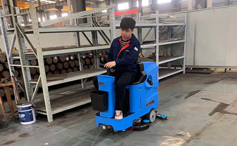 東臺(tái)洗地機(jī)助力工業(yè)工廠車間地面清潔