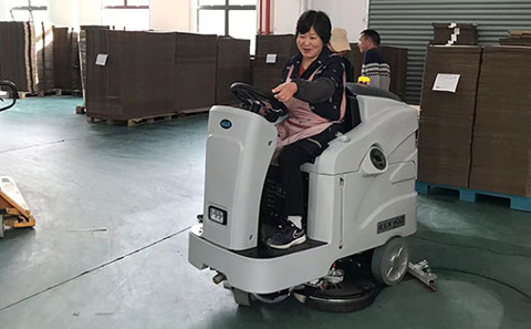 駕駛式洗地機(jī)