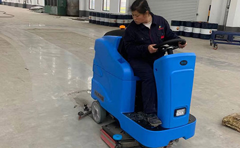 無錫駕駛式洗地機如何提升現(xiàn)代化企業(yè)的形象
