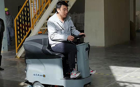 無(wú)錫江陰小型駕駛式洗地機(jī)多少錢
