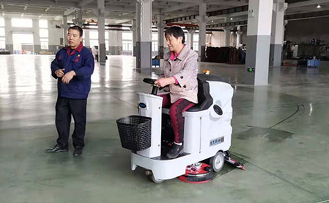 買了駕駛式洗地機(jī)不僅要會(huì)用，還得會(huì)保養(yǎng)與維護(hù)