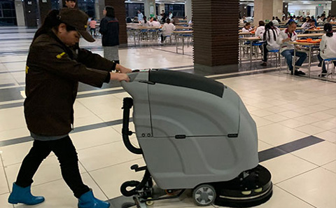 洗地機是學校食堂地面清潔的好幫手