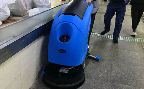 連云港菜市場選擇使用洗地機(jī)需要注意哪些事項(xiàng)？