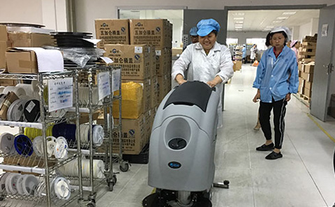 用手推式洗地機清潔地面推起來會不會費力