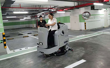 優(yōu)尼斯U900H駕駛式洗地機(jī)用于車庫(kù)地面清潔
