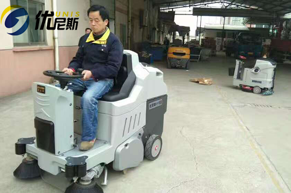 駕駛式洗地機(jī)