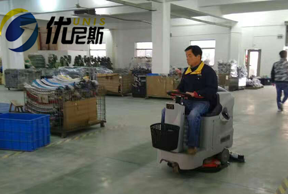 駕駛式洗地機(jī)