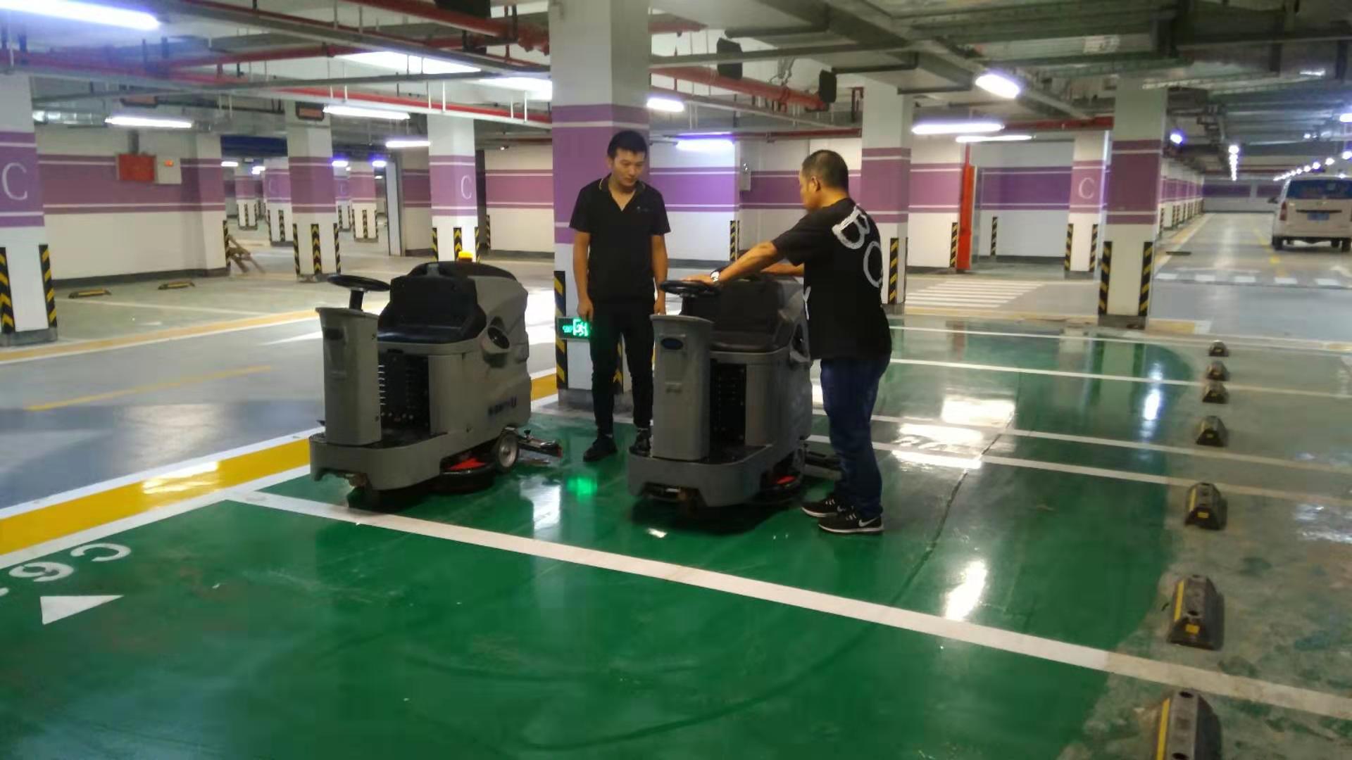 優(yōu)尼斯車庫駕駛式洗地機