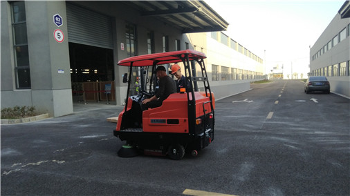 工廠工業(yè)駕駛式掃地車