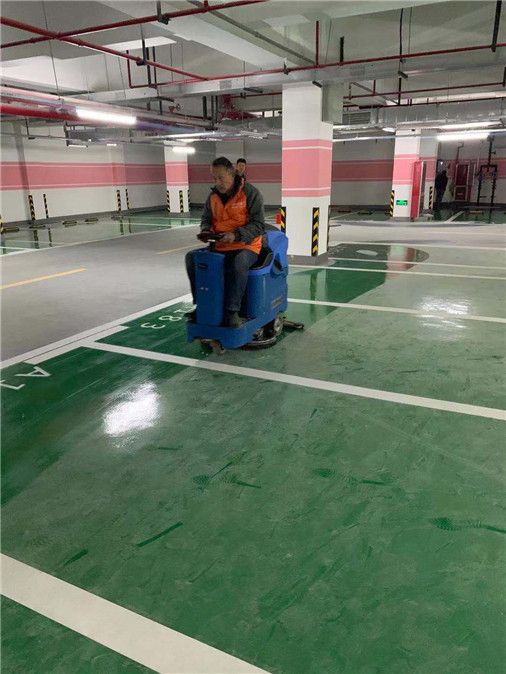 優(yōu)尼斯駕駛式洗地機(jī)車庫(kù)用