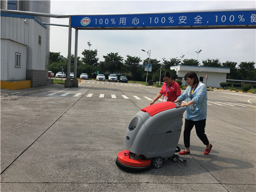 優(yōu)尼斯手推式洗地機清洗水泥地面