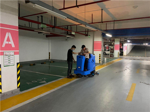 車庫用駕駛式洗地機U900