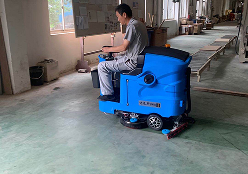 優(yōu)尼斯駕駛式洗地機(jī)