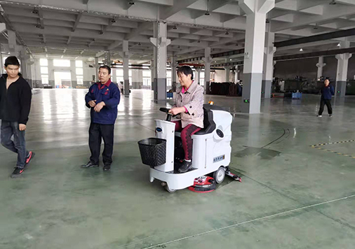 優(yōu)尼斯駕駛式洗地機(jī)