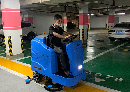 地下車(chē)庫(kù)駕駛式洗地機(jī)