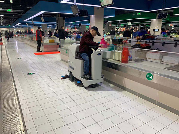 農(nóng)貿(mào)市場(chǎng)用駕駛式洗地機(jī)