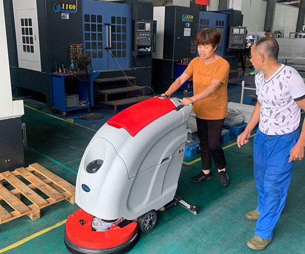 機(jī)械加工廠(chǎng)用手推式洗地機(jī)